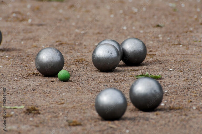 Boule Boulekugeln auf der Bahn mit Schweinchen