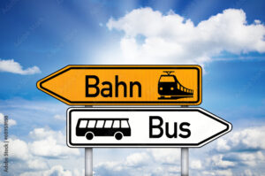 Wegweiser mit Bus und Bahn