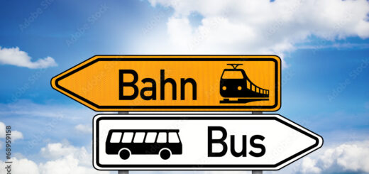 Wegweiser mit Bus und Bahn